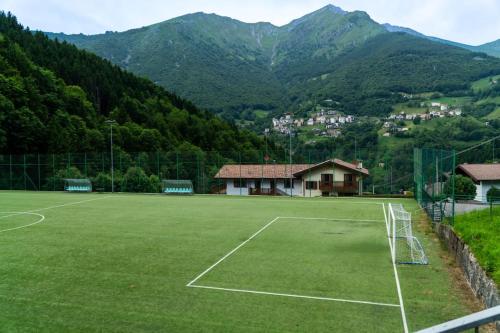 a tennis court in front of a mountain at appartamento Van gogh in Oltre il Colle