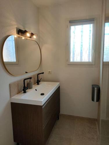 une salle de bain avec un lavabo et un miroir dans l'établissement Maison Les Orangers, proche Uzès, à Garrigues-et-Sainte-Eulalie