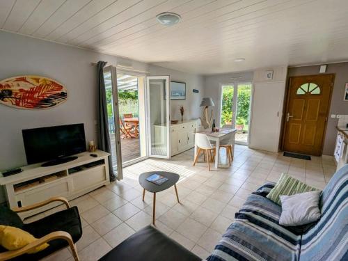 カマレ・シュル・メールにあるMaison des Bruyères, proche plages et portのソファとテレビのあるリビングルーム