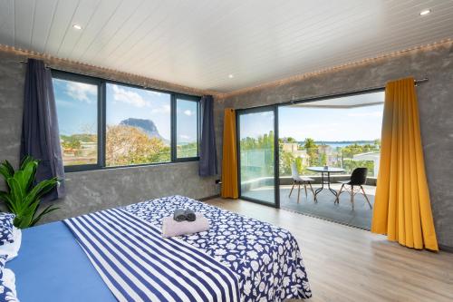 Postel nebo postele na pokoji v ubytování Twakila Sunset Suites
