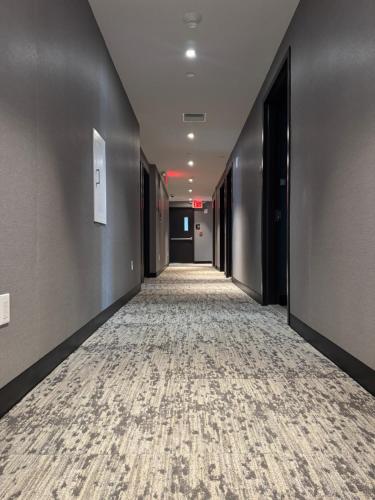 un pasillo vacío en un edificio con alfombra en Hotel Mirage Brooklyn, en Brooklyn