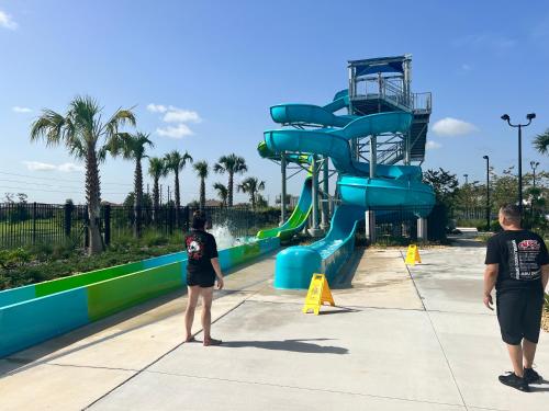 Luxury Family Retreat Walkable to the waterpark photo 53