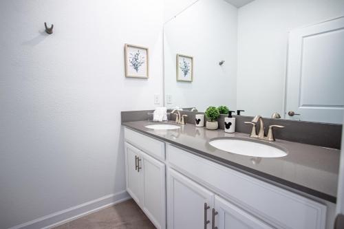 Luxury Family Retreat Walkable to the waterpark photo 17