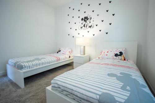 Кровать или кровати в номере Luxury Family Retreat Walkable to the waterpark