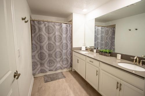 Фотография из галереи Luxury Family Retreat Walkable to the waterpark в Киссимми