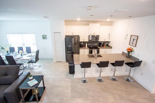 Luxury Family Retreat Walkable to the waterpark photo 24