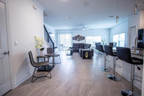 Luxury Family Retreat Walkable to the waterpark photo 20