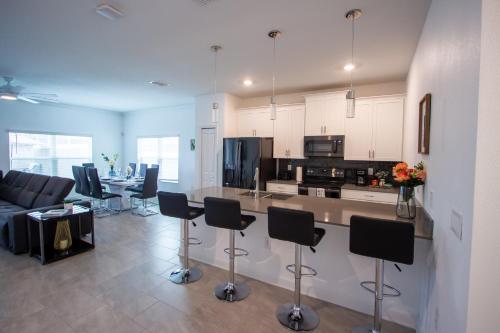 Luxury Family Retreat Walkable to the waterpark photo 23