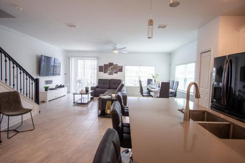 Luxury Family Retreat Walkable to the waterpark photo 21