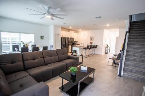 Luxury Family Retreat Walkable to the waterpark photo 12