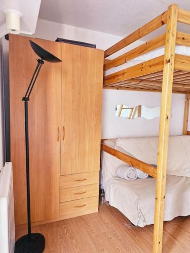 - une chambre avec des lits superposés et une lampe dans l'établissement Studio cabine pour 4 équipé proche port Cap d'Agde, au Cap d'Agde