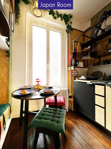 - une cuisine avec une table et une fenêtre dans une chambre dans l'établissement DUPLEX 2 en 1 - Proche de Disneyland Paris, à Crécy-la-Chapelle