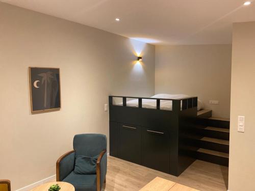 une chambre avec un lit superposé et une chaise dans l'établissement Charmant studio pont de Kerino-Chorus-Conleau, à Vannes