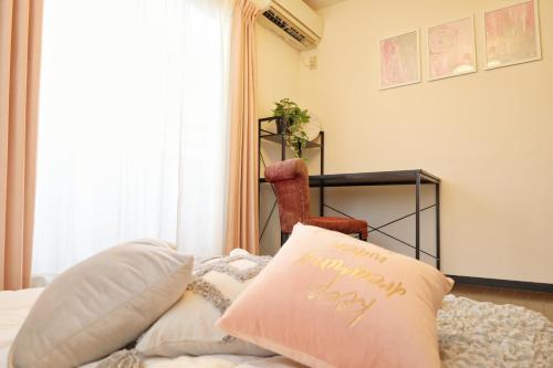 a bedroom with a bed with a pillow with the words happy birthday at 西川口ハウス最大12名家族団体 in Toda
