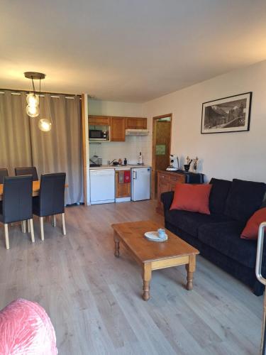 un salon avec un canapé et une table dans l'établissement Très bel Appartement Lumineux à Samoëns, à Samoëns