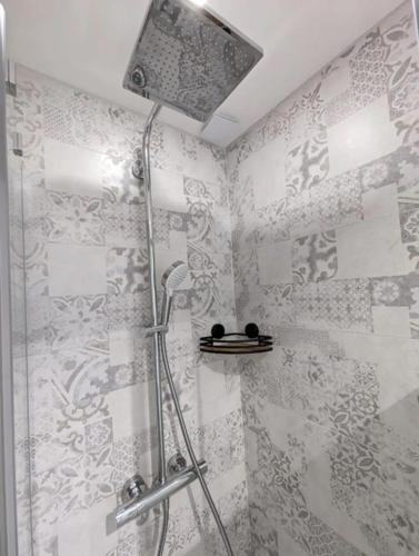 une douche avec une porte vitrée dans une salle de bain dans l'établissement PERLE D ANTHEOR - Bord de mer, à Anthéor