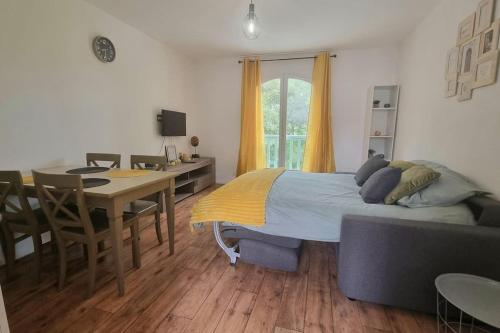 une chambre avec un lit, un bureau et une table dans l'établissement Chez K&D studio Soleil by Amel, à Saint-Raphaël