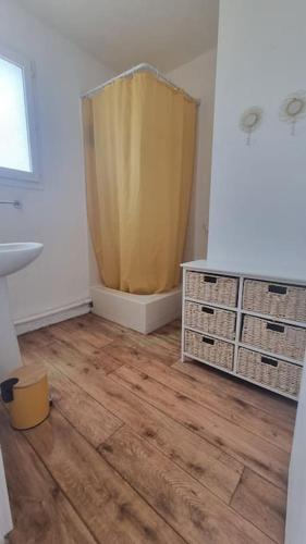 La salle de bains est pourvue d'un lavabo et de parquet. dans l'établissement Chez K&D studio Soleil by Amel, à Saint-Raphaël