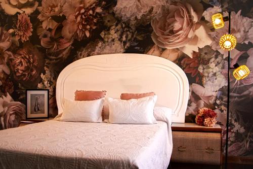 a bedroom with a bed with a floral wallpaper at COSMA HOUSE in Hinojedo