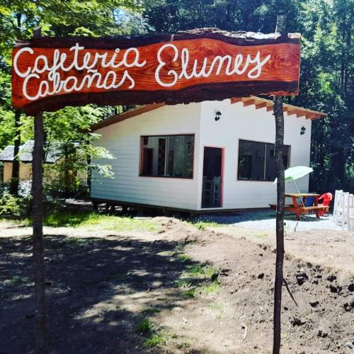 a sign for a cincinnati chihuahuas clinic in front of a house at Cafeteria y Cabañas Eluney - Cohigue in Pucón