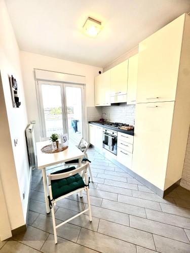 Η κουζίνα ή μικρή κουζίνα στο Suites Dreams Fiumicino Isola