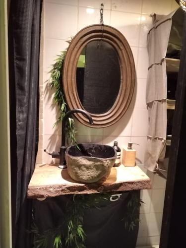 une salle de bain avec un lavabo et un miroir dans l'établissement Bohème dans le 5e, à Paris