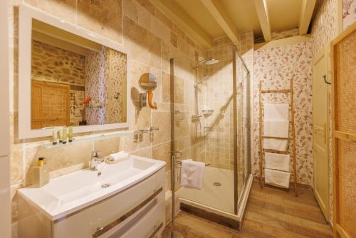 a bathroom with a sink and a shower at Maison d'hôtes Les jardins Saint Eloi in Le Lonzac