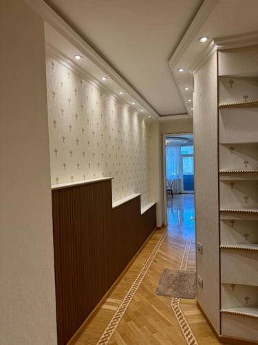 バクーにあるChic Downtown Suiteの棚のある部屋にある階段のある廊下