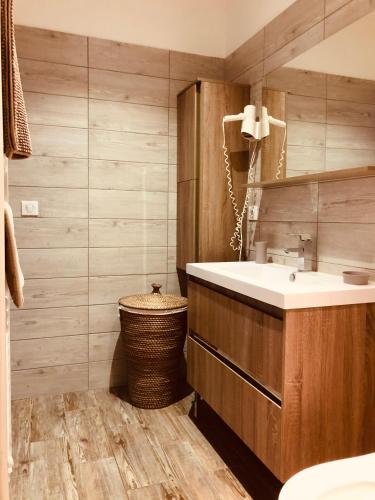 une salle de bain avec un lavabo et un miroir dans l'établissement Résidence Casa Toga, à Galéria