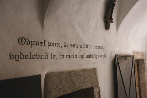 une inscription sur le mur d'une pièce avec une cheminée dans l'établissement Apartmán č.2, à Banská Štiavnica