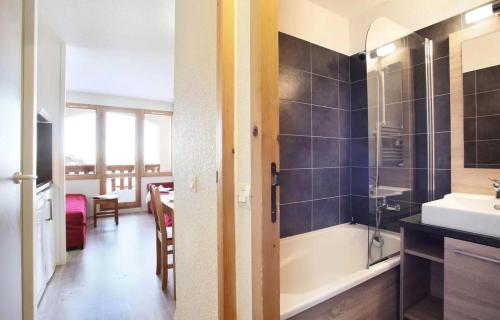 une salle de bain avec une baignoire et un lavabo dans l'établissement Résidence La Licorne - maeva Home - Studio 4 personnes - Confort MAE-8711, à La Plagne
