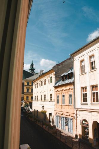 バンスカー・シュチャヴニツァにあるApartmán č.2の電車の窓から見た街の景色