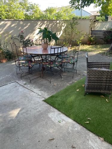 Un jardín fuera de Gites le Pimayon