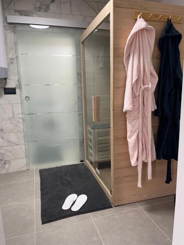 a bathroom with a shower and a mirror at Kuća za odmor MEDENA in Vižovlje