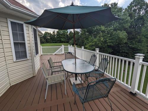 Μπαλκόνι ή βεράντα στο Cheerful 4Br Water View Lakehouse with Dock & More