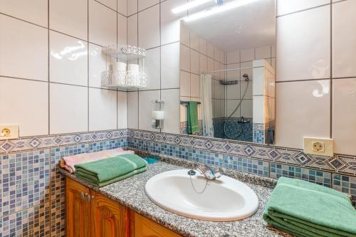 a bathroom with a sink and a mirror at Casa Rural de Perera in San Bartolomé de Tirajana