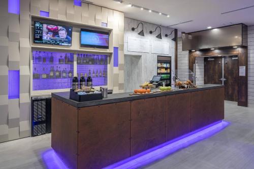 a restaurant with a bar with bottles of wine at Courtyard by Marriott Houston Heights/I-10 in Houston