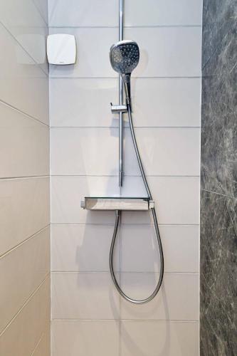 La salle de bains est pourvue d'un pommeau de douche mural. dans l'établissement Maison Dormoy, appartement 2 Chambre - Gare - Centre ville, à Grenoble