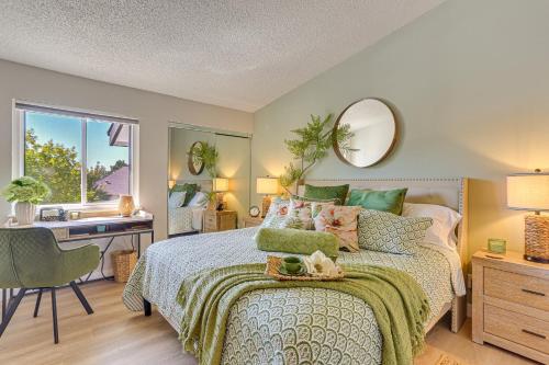 una camera da letto con un letto con una scrivania e uno specchio di 1 Mi to Dtwn Condo with Pool Access in Castle Rock a Castle Rock