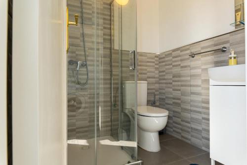 a bathroom with a toilet and a glass shower at Vivienda vacacional Tinisagua 2 in Breña Alta