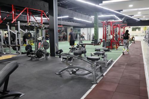 a gym with lots of machines and people walking around at Grand Hotel&Casino Vía Dorada in Pachuca de Soto