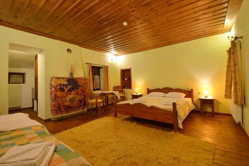 Ένα ή περισσότερα κρεβάτια σε δωμάτιο στο MILOS Guesthouse - Prespa