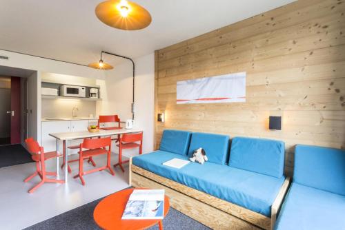 un salon avec un canapé bleu et une table dans l'établissement Résidence Lauzieres - Studio 5 personnes pied des pistes MAE-5044, à Arc 1800