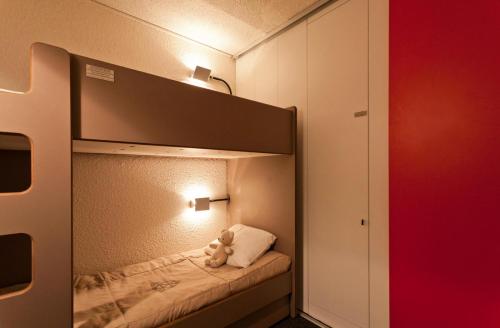 - un ours en peluche assis au-dessus d'un lit superposé dans l'établissement Résidence Lauzieres - Studio 5 personnes pied des pistes MAE-5044, à Arc 1800