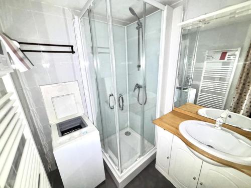 une salle de bain avec douche et lavabo dans l'établissement Résidence Grande Masse - Duplex mezzanine 8 personnes aux Ménuires MAE-4384, aux Menuires