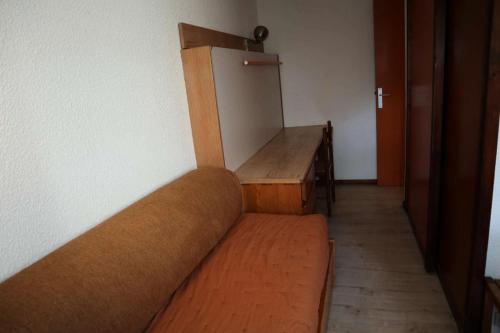 une pièce avec deux bancs et un réfrigérateur dans l'établissement Résidence Le Belvedere - STUDIO N° 410 BELVEDERE MAE-4611, aux Orres