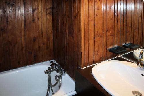 une salle de bain avec une baignoire et un lavabo dans l'établissement Résidence Le Belvedere - STUDIO N° 410 BELVEDERE MAE-4611, aux Orres