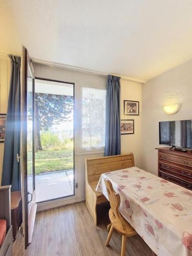 une chambre avec un lit et une porte coulissante en verre dans l'établissement Résidence La Vanoise - Studio de 20m² pour 4 personnes MAE-7974, à Montvalezan