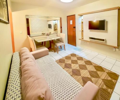 a living room with a couch and a sink at Apê Fantástico com Piscina I Wi-Fi e A/C in Imperatriz