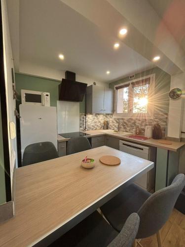 une cuisine avec une table et quelques chaises dans l'établissement Appartement 1 chambre à Thionville proche Luxembourg, à Thionville